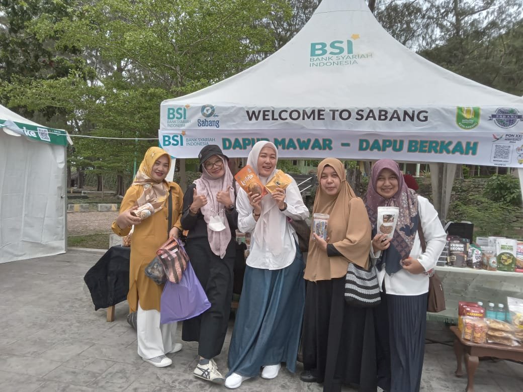 pelaku_umkm_memperkenalkan_produknya_pada_pergelaran_bazar_yang_diadakan_di_sabang_foto_disperinkopdag_dan_ukm_sabang_840x576